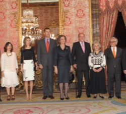 Sus Majestades los Reyes y Sus Altezas Reales los Príncipes de Asturias junto a Elena Poniatowska, Premio Miguel de Cervantes 2013, y sus familiares
